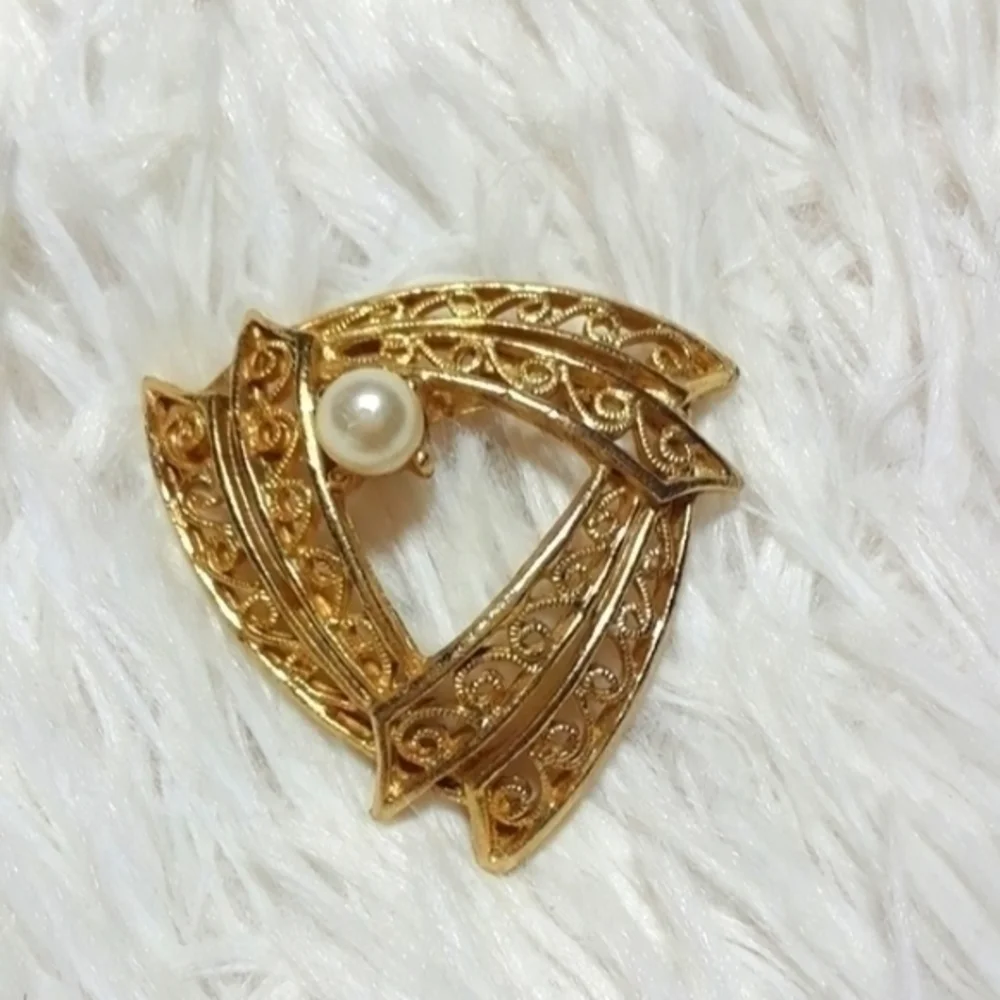 Vintage Scrolled, Pearly Bead Focal Badge Brooch Pin